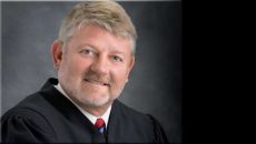 Sędzia Michael McHaney w USA rozjeżdża Coronavirusa