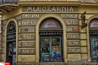 Zabytkowe fasady sklepów sprzed II wojny światowej, z czasów polskiego Lwowa, zachowane do dziś, pomimo tego, że dzisiaj są tam już sklepy z zupełnie innej branży