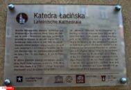 Tablica informacyjna na budynku Katedry Lwowskiej pw. Wniebowzięcia Najświętszej maryi Panny. Znajduje się w niej cudowny obraz Matki Boskiej Łaskawej
